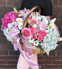 Цветочная композиция из Розы, Хризантемы, Пионы и Лизиантусы в корзине в Марьино Сергиево-Посадский района