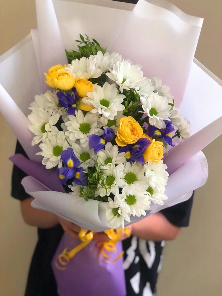 Букет цветов из: Ирисы, Хризантемы и Розы в Марьино Сергиево-Посадский района